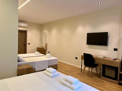 1 queen bed, 2 twin beds