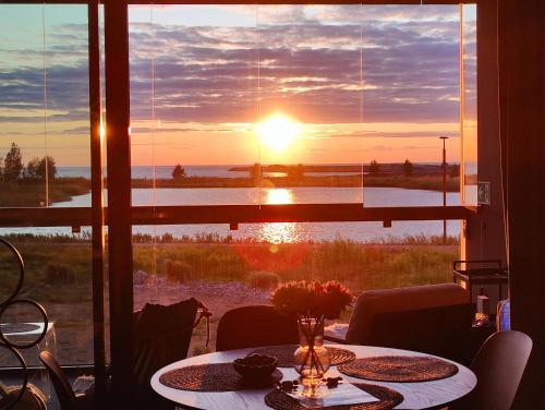 Balcony/terrace, Marina Mermaid Seaview Hiekkasarkat - Uusi merinakoalahuoneisto, sisaltaa liinavaatteet in Kalajoki