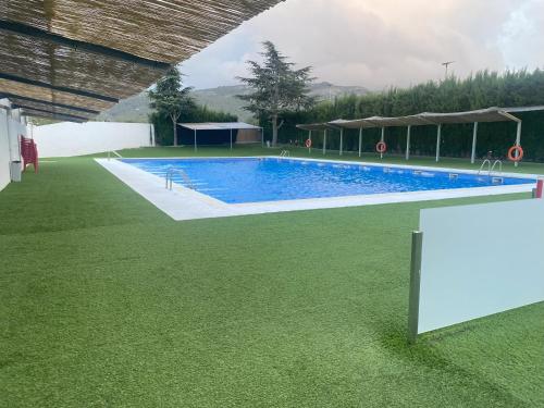 Úszómedence, Ca la tita Casa rural**** in La Salzadella