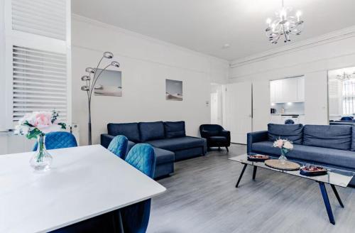 Luxurious & Spacious 2BR APR in Earls Court! - image 12