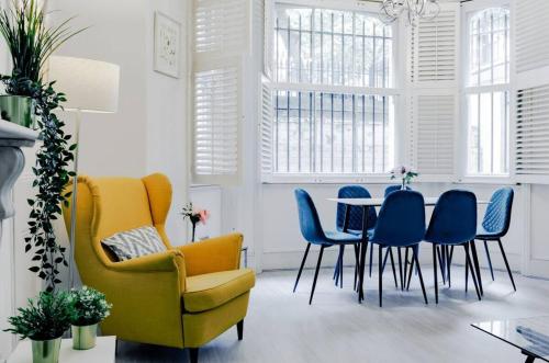 Luxurious & Spacious 2BR APR in Earls Court! - image 9