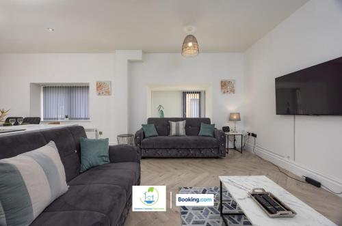 2 Bedroom Apartment By Green Haven Escapes Short Lets & Serviced Accommodation In Leeds with Free Wi in Far Royds