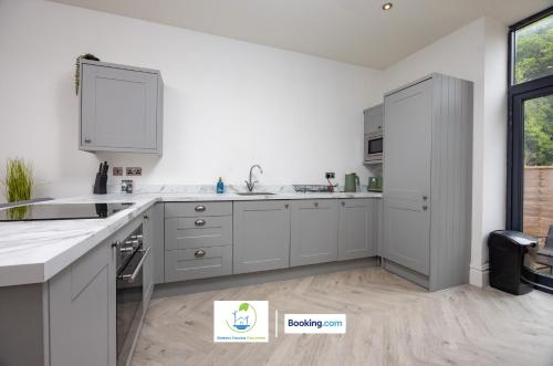 2 Bedroom Apartment By Green Haven Escapes Short Lets & Serviced Accommodation In Leeds with Free Wi in Far Royds