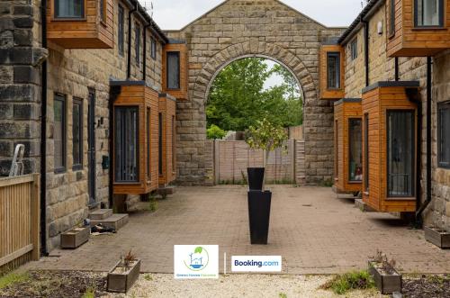 Exterior view, 2 Bedroom Apartment By Green Haven Escapes Short Lets & Serviced Accommodation In Leeds with Free Wi in Far Royds