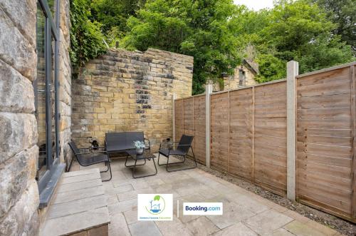 2 Bedroom Apartment By Green Haven Escapes Short Lets & Serviced Accommodation In Leeds with Free Wi in Far Royds