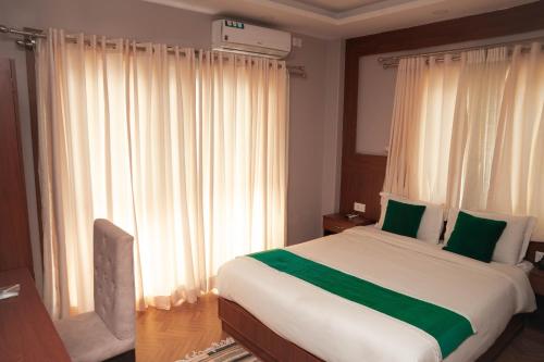 Deluxe Family Room image 6
