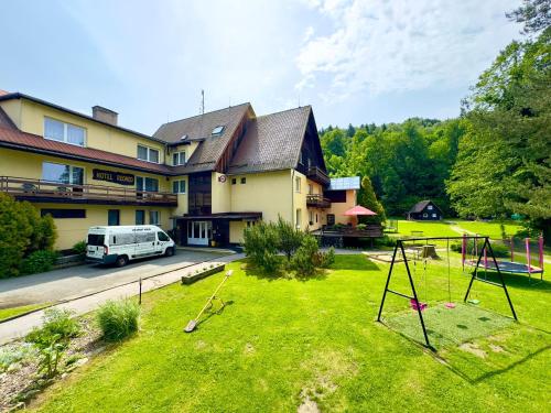 Tampilan eksterior, Hotel Reoneo in Vernirovice