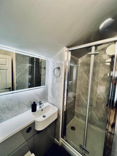 PENTHOUSE SOUTH Sea Front Location Not Sea View - Yearby