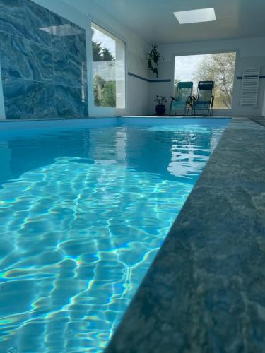 Plage à 300 m, piscine 29 degrés, 5 chambres, 4 sdb, calme - Location, gîte - Bénodet