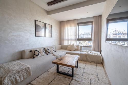 Central Cosy 2BR 2 Baths, Balcony & Clear View, Casablanca
