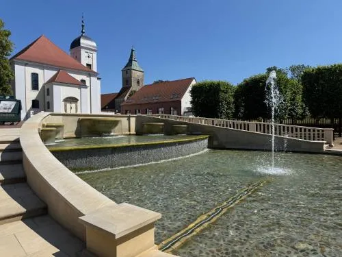 Herberge in der Orangerie auf dem Schlossgut Altlandsberg in Altlandsberg, Deutschland