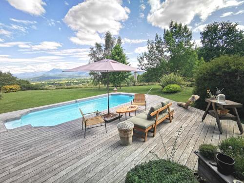 Peldbaseins, À 8, famille ou amis, les Pyrénées en partage (A 8, famille ou amis, les Pyrenees en partage) in Villeneuve De Riviere