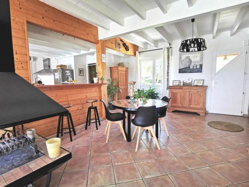 Iekārtas, À 8, famille ou amis, les Pyrénées en partage (A 8, famille ou amis, les Pyrenees en partage) in Villeneuve De Riviere