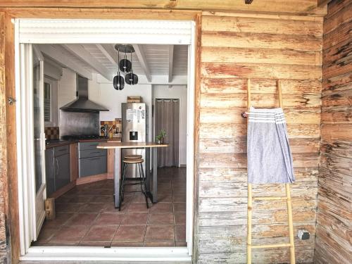 virtuve, À 8, famille ou amis, les Pyrénées en partage (A 8, famille ou amis, les Pyrenees en partage) in Villeneuve De Riviere