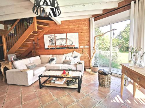 Skats, À 8, famille ou amis, les Pyrénées en partage (A 8, famille ou amis, les Pyrenees en partage) in Villeneuve De Riviere