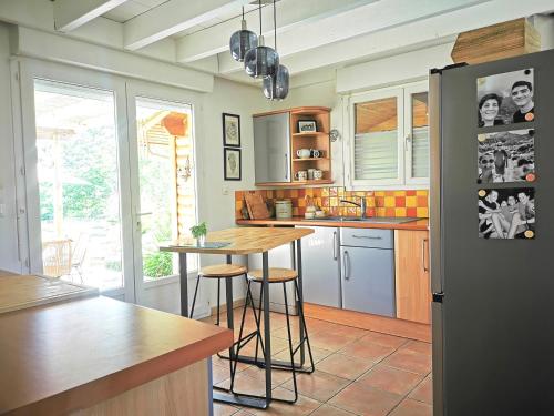 virtuve, À 8, famille ou amis, les Pyrénées en partage (A 8, famille ou amis, les Pyrenees en partage) in Villeneuve De Riviere
