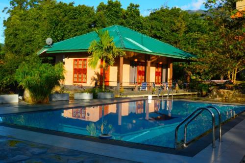 World's End Base Eco-Village in Rathnapura