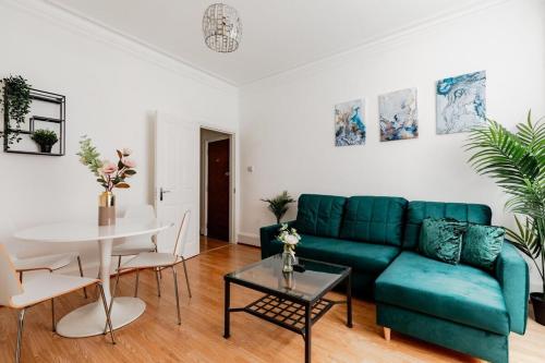 Hyde Park Designer Serviced Apartments with A/C - image 3