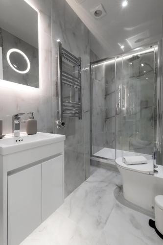 Hyde Park Designer Serviced Apartments with A/C - image 10