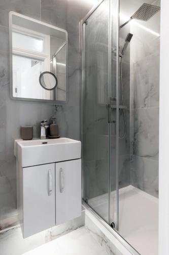 Hyde Park Designer Serviced Apartments with A/C - image 5