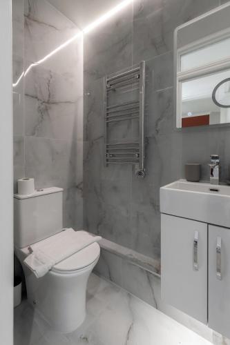 Hyde Park Designer Serviced Apartments with A/C - image 7