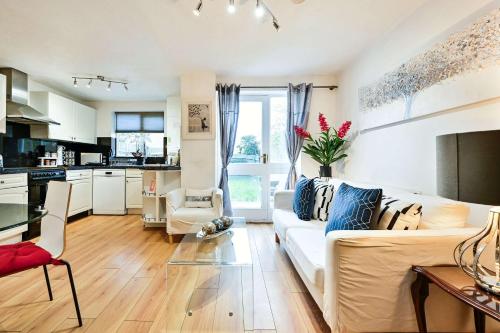 Riverside Townhouse with Private Garden, London