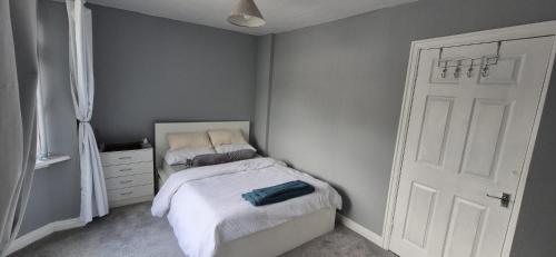 Cosy Stay Near Arena & Leeds Bradford Airport two bedroom House in Bolton and Undercliffe