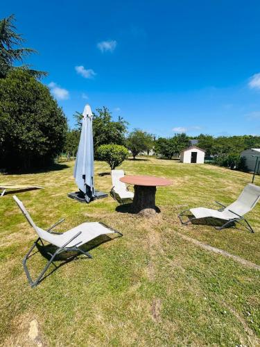 GITE Au 21 Loveroom in Beaumont-la-Ronce