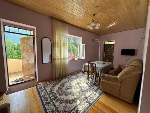 Quba Dağ Mənzərəli Bağ Evi Quba Mountain View Garden House (Quba Dag Mənzərəli Bag Evi Quba Mountain View Garden House) in Qırızdəhnə