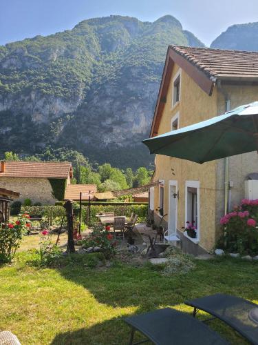 Maison au calme avec vue sur montagne in Ornolac Ussat Les Bains