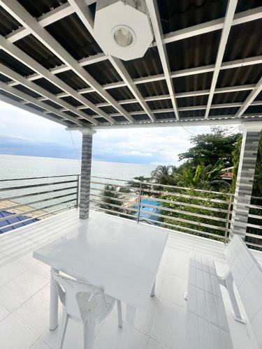 Beccas Vacation House in San Remigio