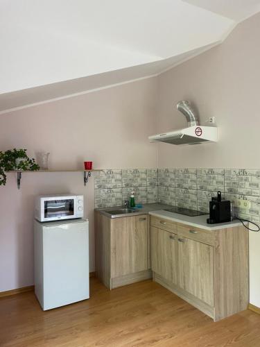 廚房, Parko Studija in 比斯托納斯