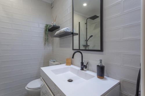 Bright, spacious 2 bedroom Apartment Near the Beach, Parede (photo 4)
