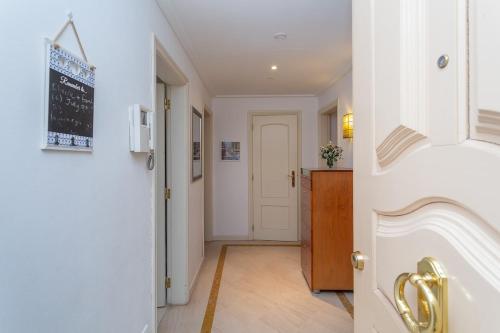 Bright, spacious 2 bedroom Apartment Near the Beach, Parede (photo 5)