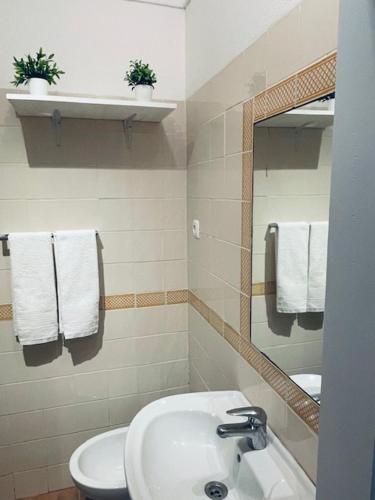 Ducha, Casa São Pedro by Portus Alacer (Casa Sao Pedro by Portus Alacer) in Sousel