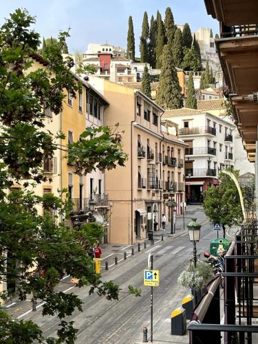 4 balconies house, central and near the Alhambra, Granada