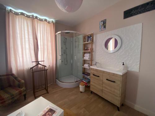 Chambres d’hôte au Chapeau Claque Cabaret (Chambres d’hote au Chapeau Claque Cabaret) in Геньйон