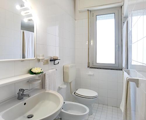 One-Bedroom Apartment image 9