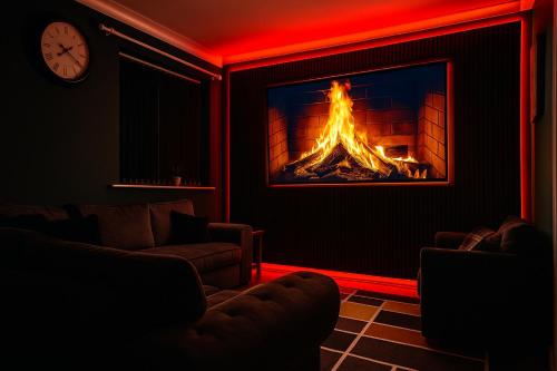 Shared lounge/TV area, Lister Park Bradford 2bed Detached Cottage House Parking Cinema Screen Games Room in Shipley