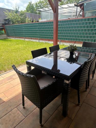 Erkély/terasz, Villa many separate rooms with Free Parking Praha 4 libuš (Villa many separate rooms with Free Parking Praha 4 libus) in Vestec U Prahy