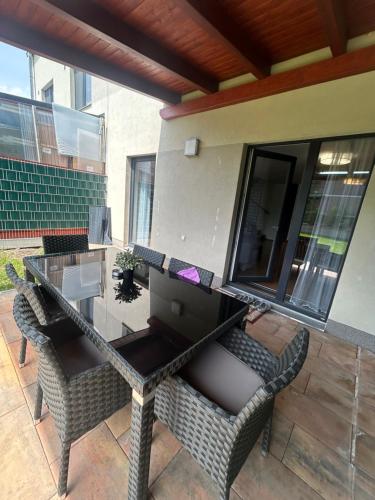 Villa many separate rooms with Free Parking Praha 4 libuš (Villa many separate rooms with Free Parking Praha 4 libus) in Vestec U Prahy