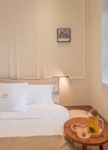 Queen Room with Garden View image 1