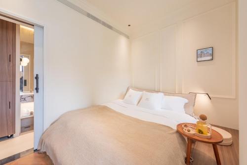 Queen Room with Garden View image 4