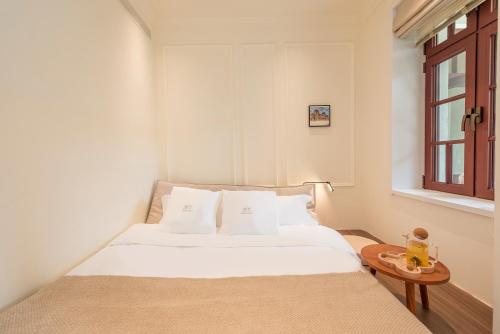 Queen Room with Garden View image 6