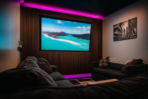 Shared lounge/TV area, Lister Park Bradford 2bed Detached Cottage House Parking Cinema Screen Games Room in Shipley