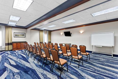Comfort Inn & Suites Kenosha - image 11