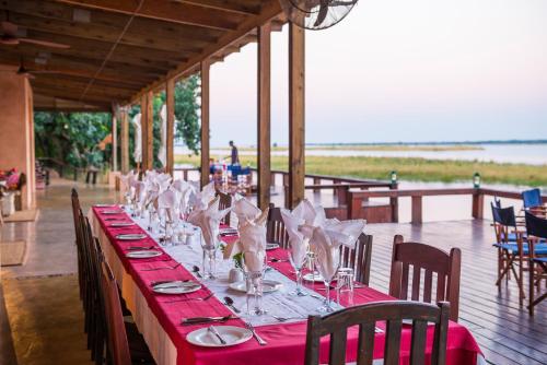 Restaurant, Royal Zambezi Lodge in Mafuta