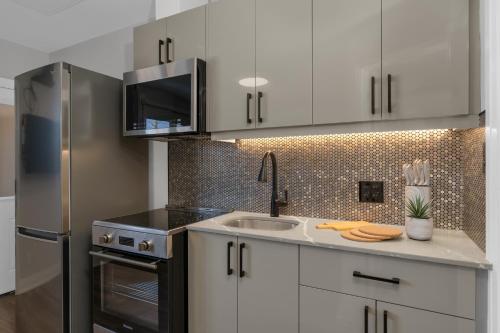 Adrian's Suites 1 Bedroom Junior Suite in Wasaga Beach (ON)