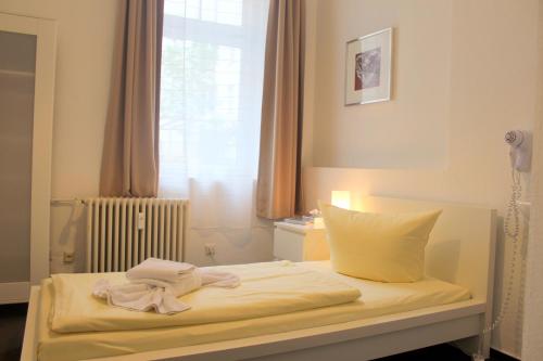 Pension Central Hostel Berlin Room Type - Single Room with Shared Bathroom