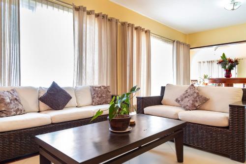 Cheerful 4 Bedroom house with Swimming Pool in Mezcales